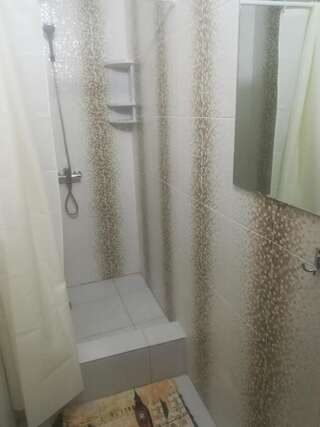 Хостелы Makenty House Hostel Нур-Султан Улучшенный трехместный номер-1